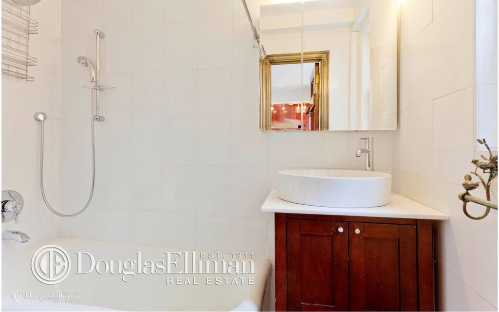 339 East 58th St - Photo 3