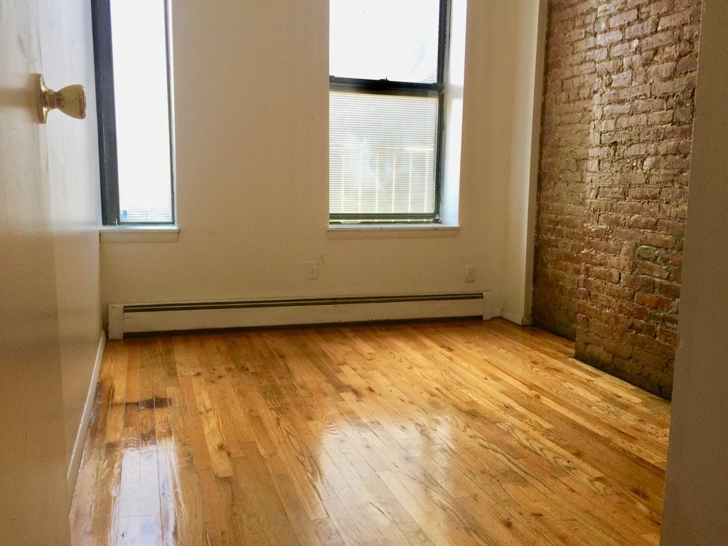 Large Bedrooms -West 106 St (Bet. Amsterdam and Columbus) - Photo 3
