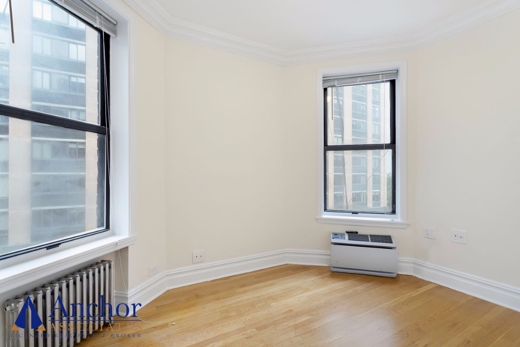 137 w 67th st - Photo 4