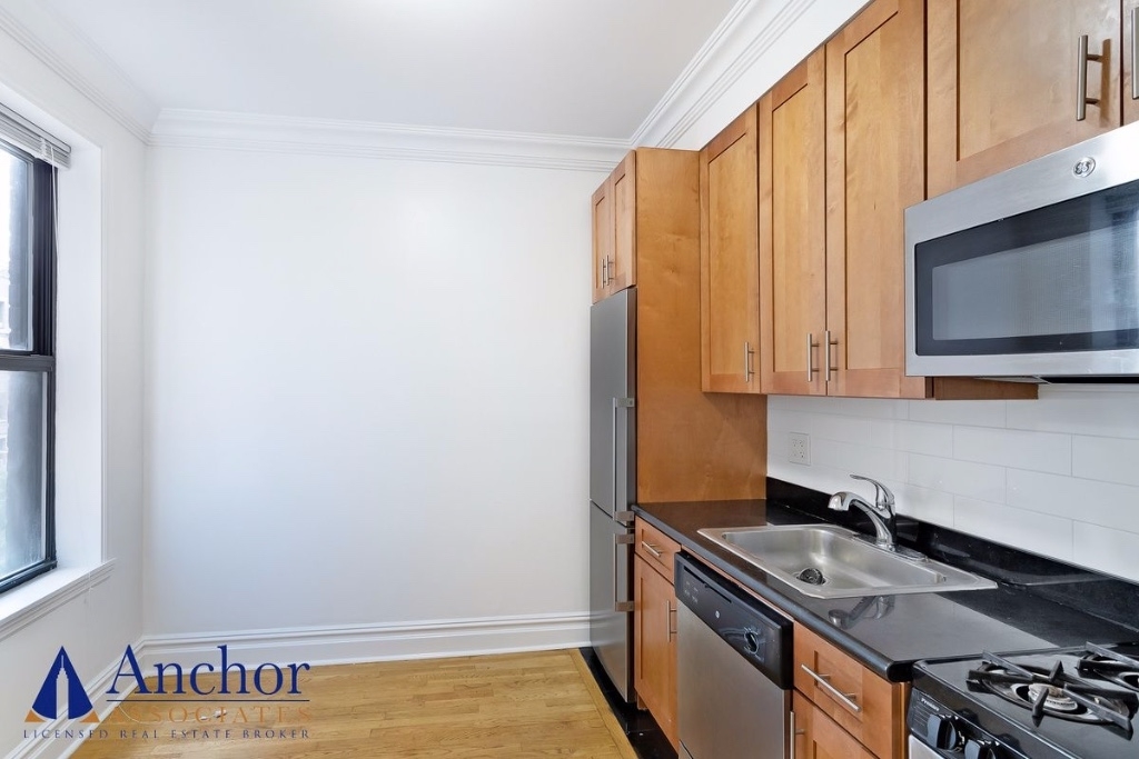 137 w 67th st - Photo 3