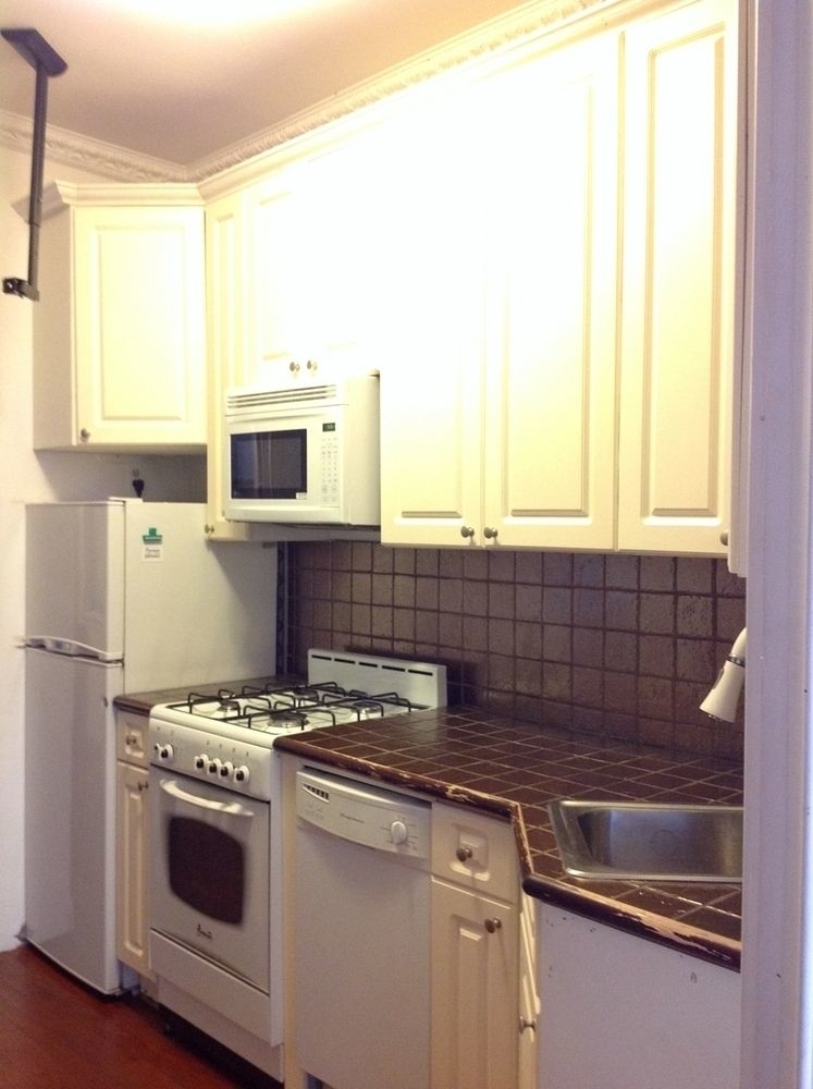 607 East 11th Street - Photo 2