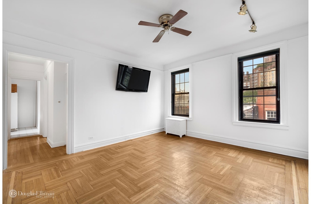 270 West 11th St - Photo 1