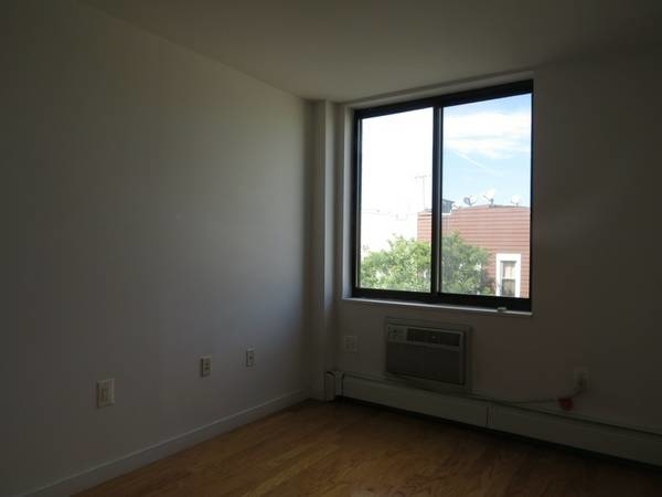 924 Metropolitan Ave - Photo 4