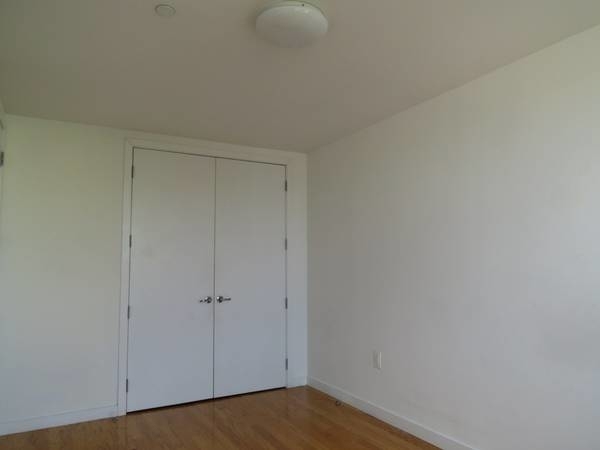 924 Metropolitan Ave - Photo 3