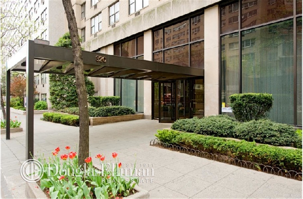 320 East 46th St - Photo 1