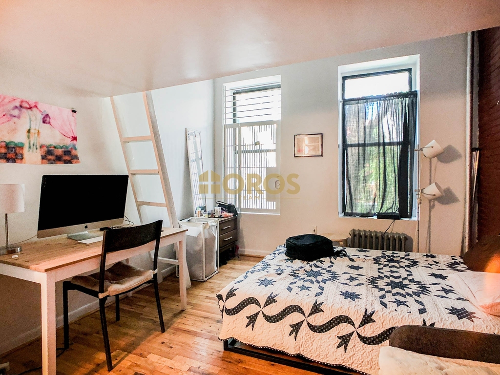533 East 5th Street - Photo 0