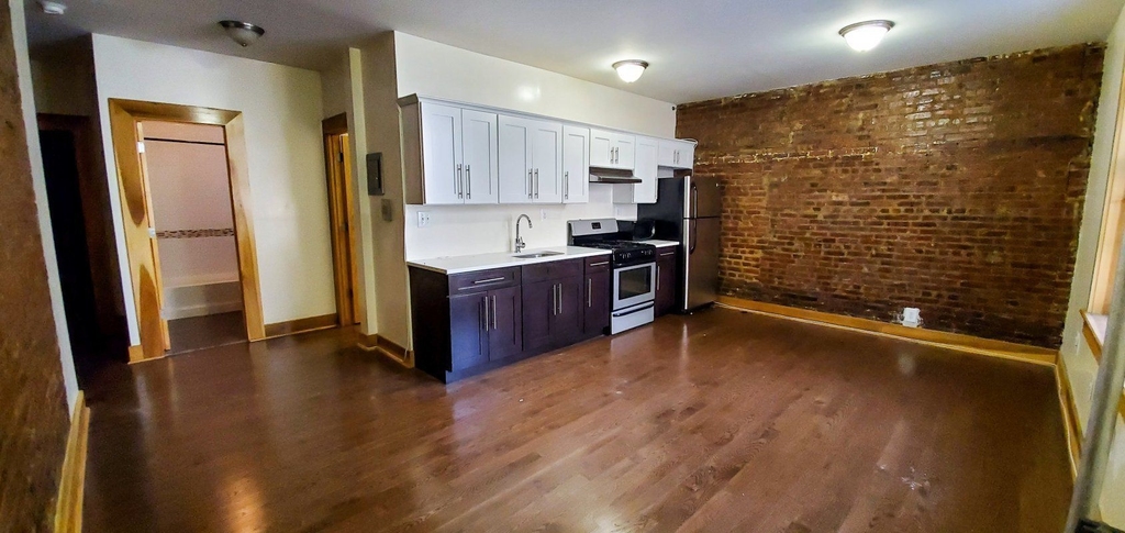 2574 Bedford Ave - Photo 4