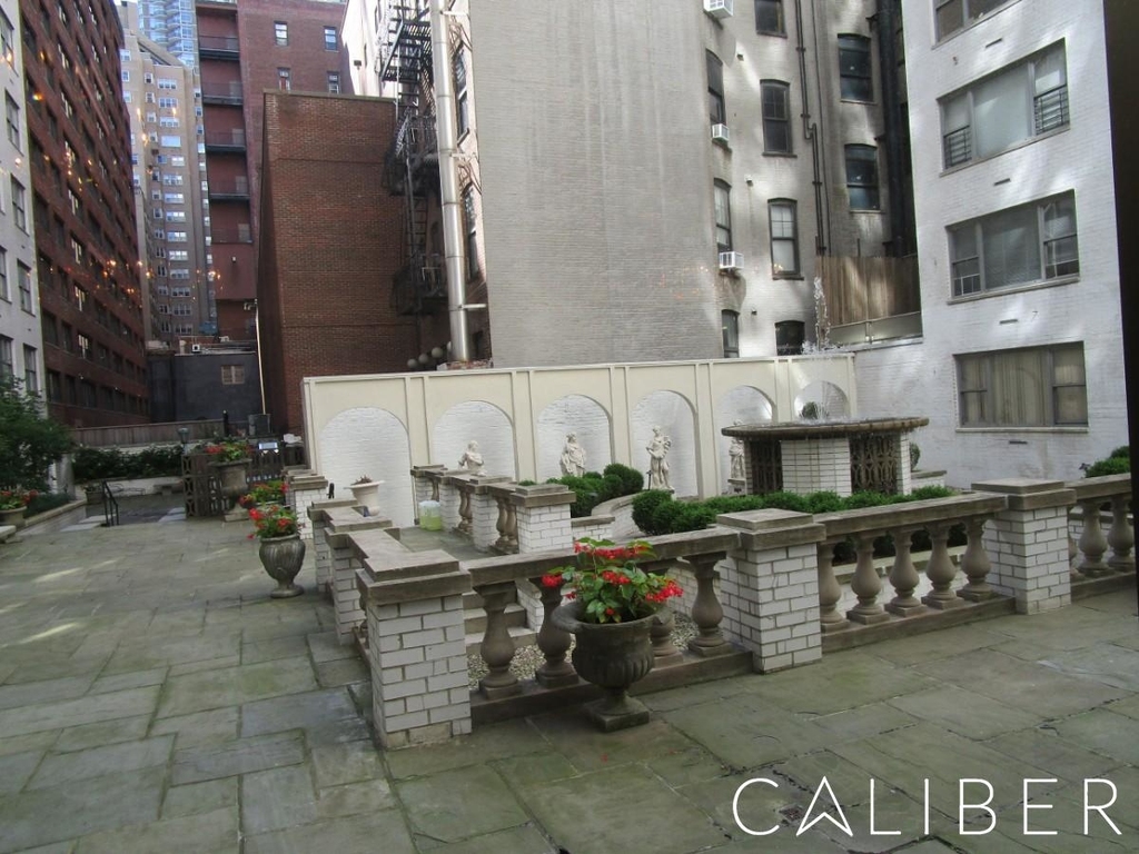 East 63rd Street - Photo 14