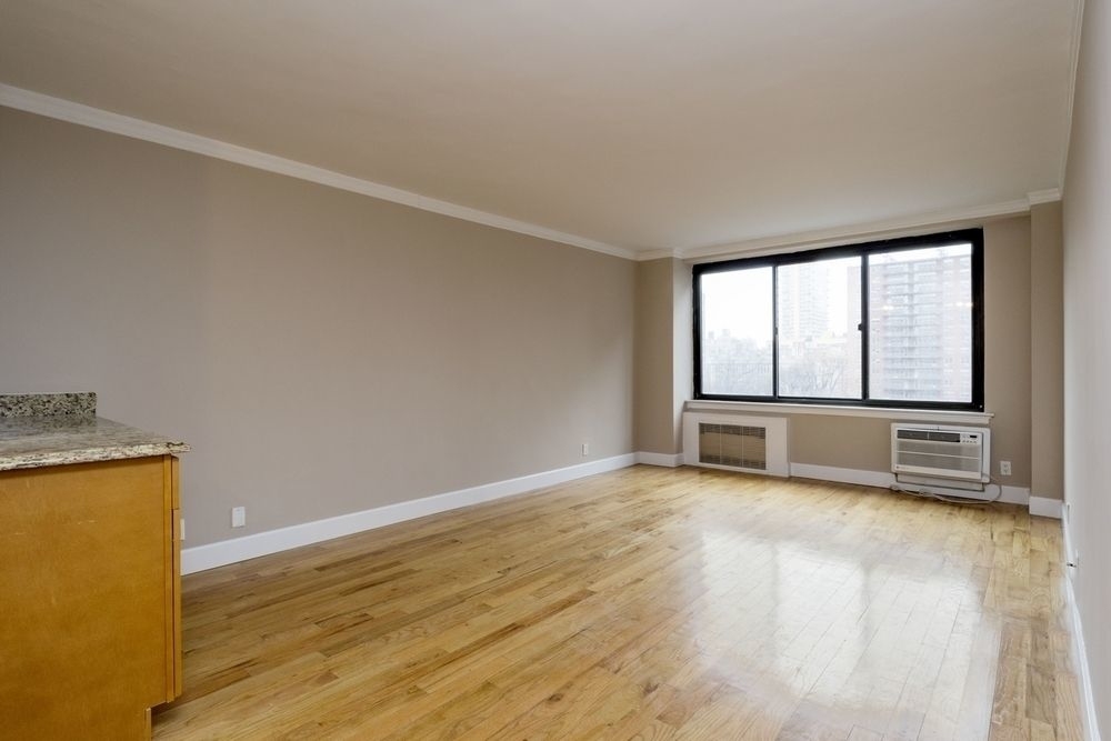 UWS Perfect Location - Great Price! - Photo 1