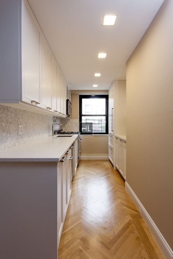 East 86th Street - Photo 1