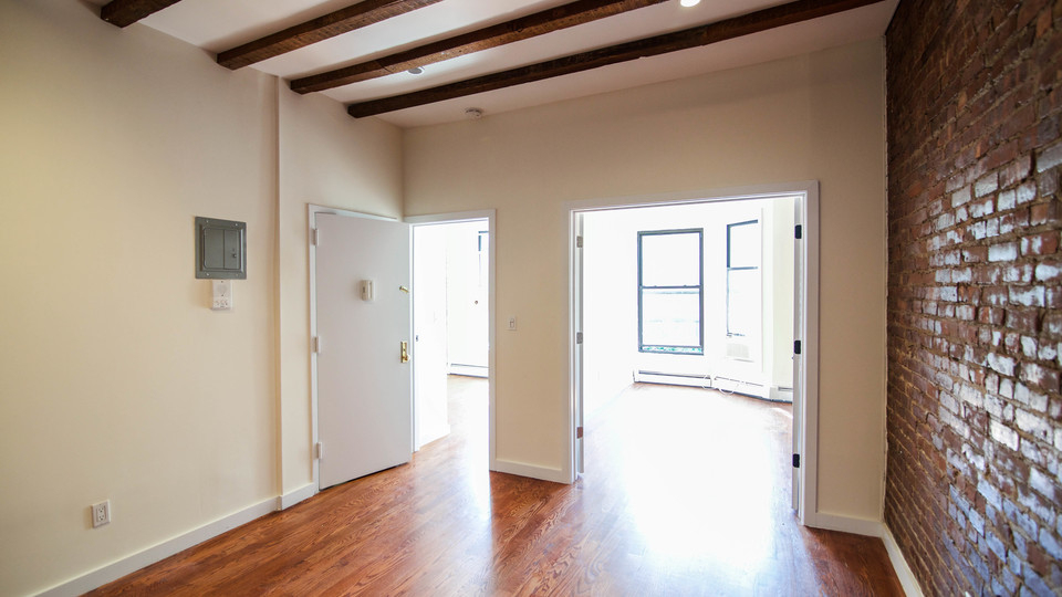 1433 Bedford Ave - Photo 2