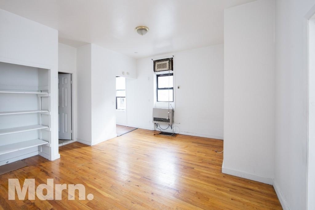 261 West 29th St - Photo 2