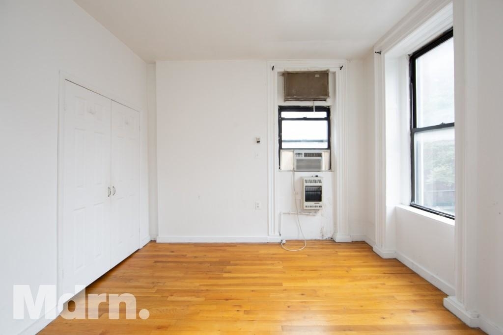 261 West 29th St - Photo 3