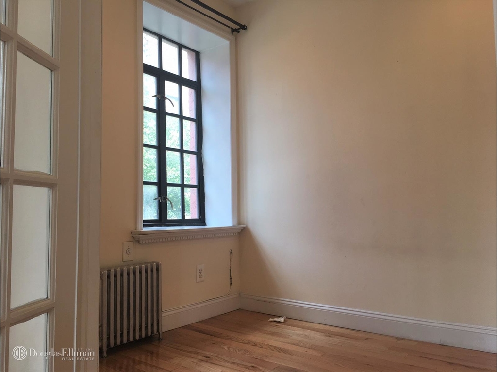 233 West 4th St - Photo 1