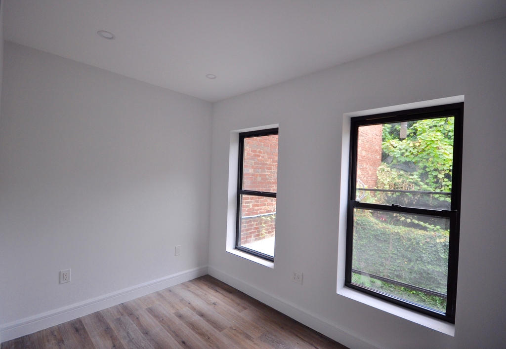 1038 Bedford Ave - Photo 2