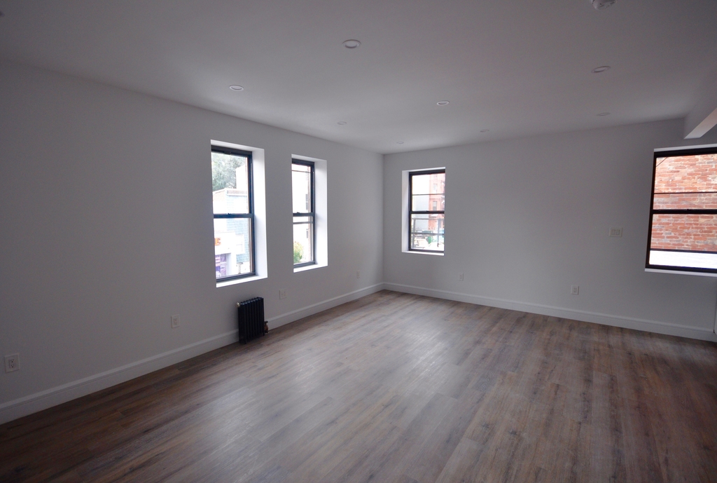 1038 Bedford Ave - Photo 2