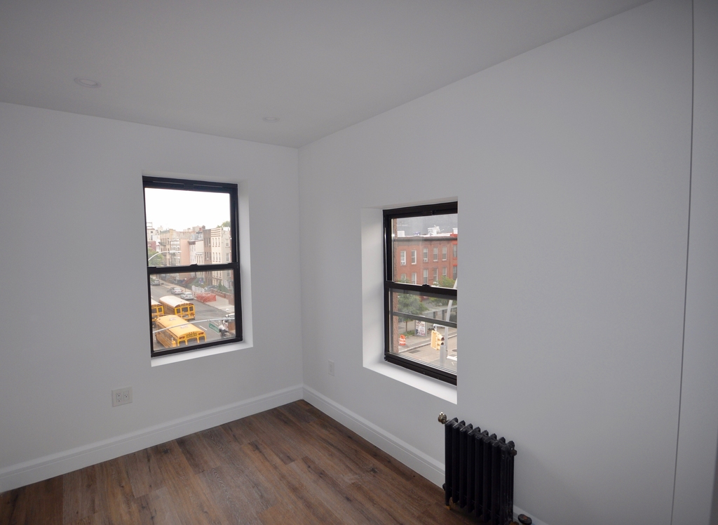 1038 Bedford Ave - Photo 4