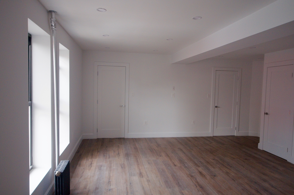 1038 Bedford Ave - Photo 2