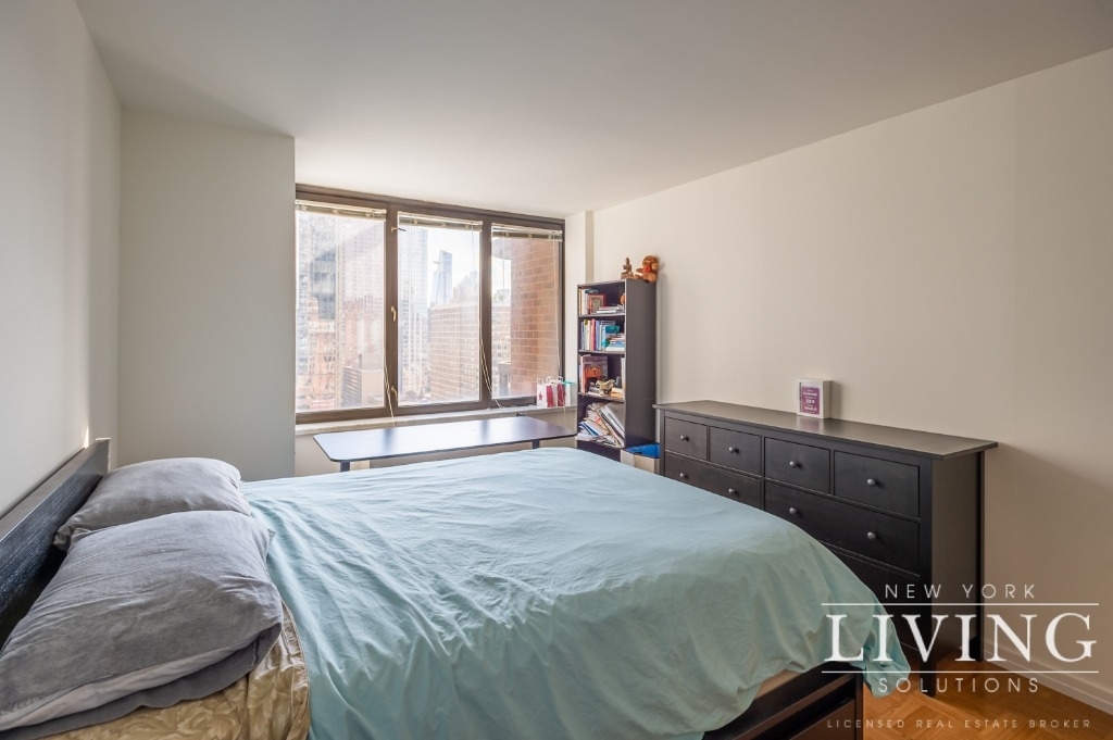 235 West 56th St - Photo 4