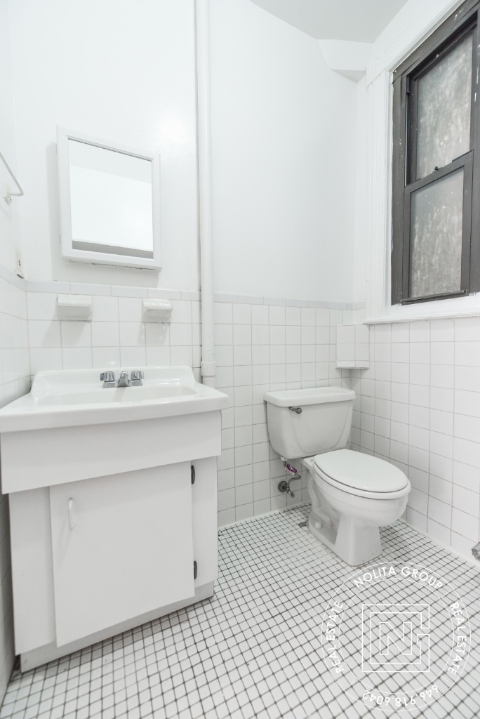 242 Mulberry St - Photo 2