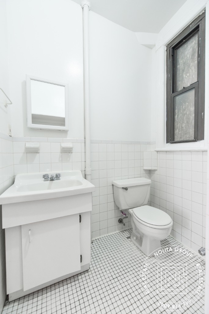 242 Mulberry St - Photo 2