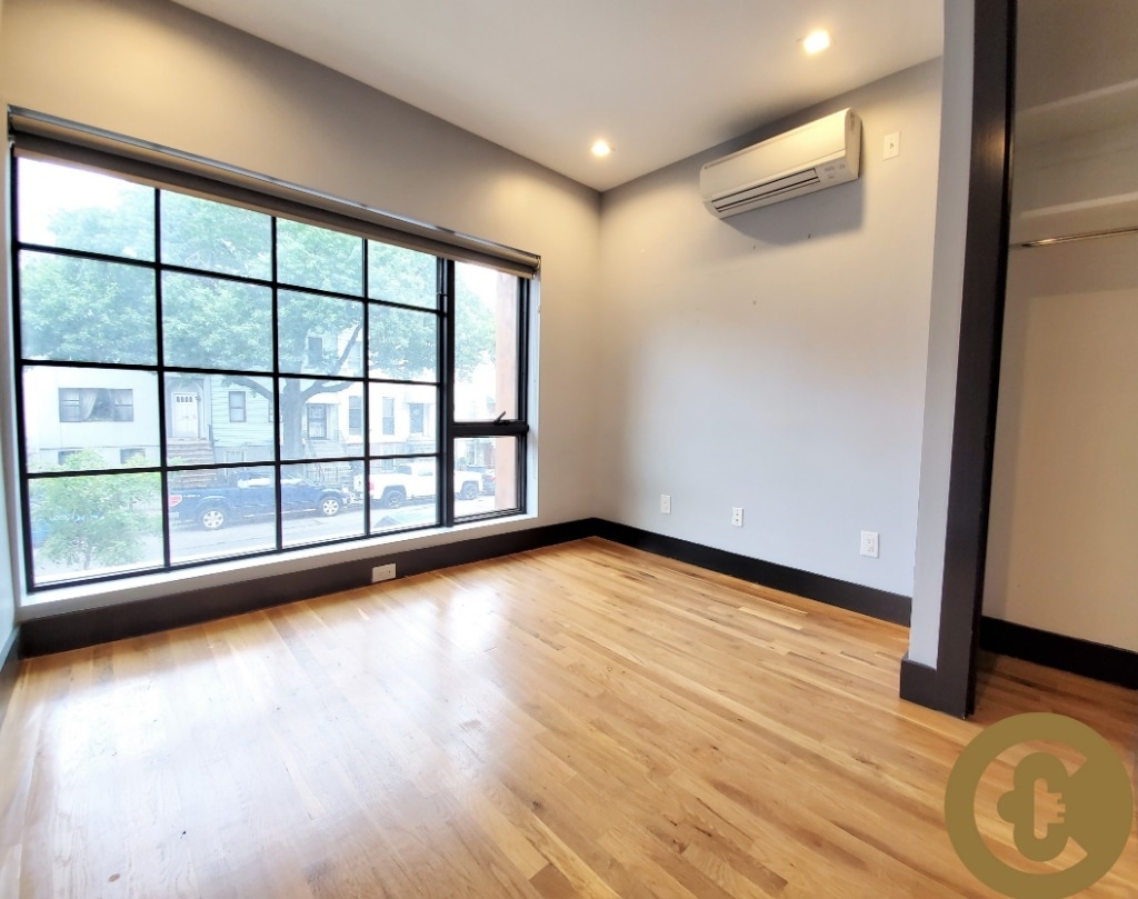 568 Lafayette Ave - Photo 4