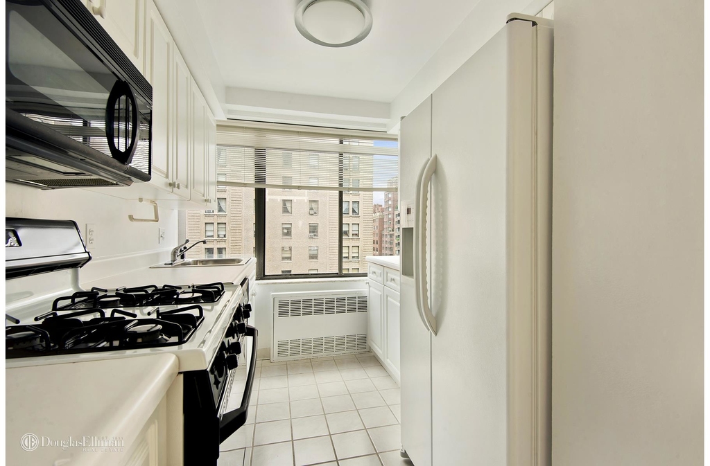 900 Park Avenue - Photo 2