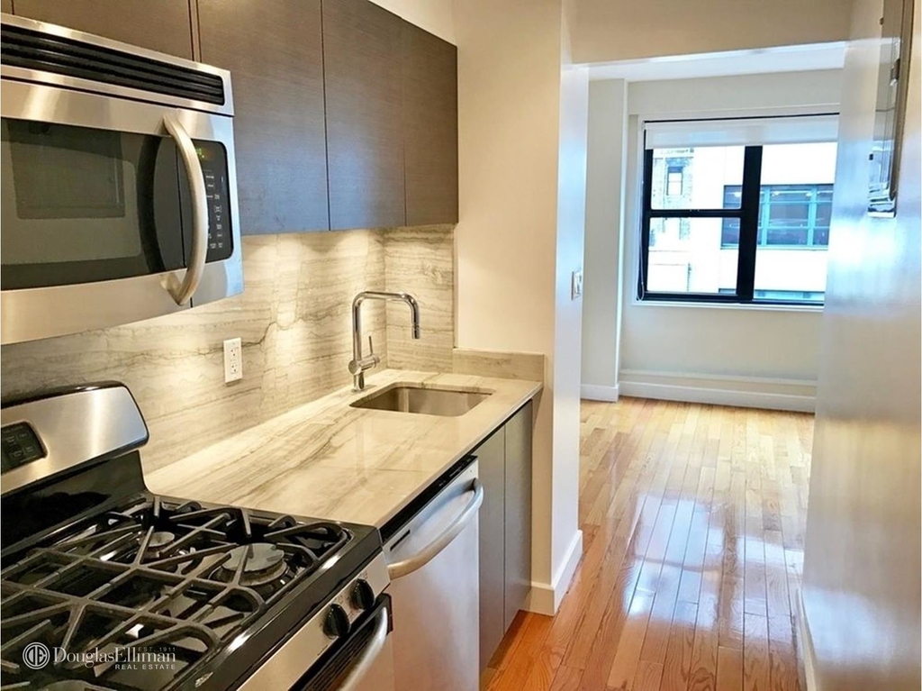 141 East 33rd St - Photo 2