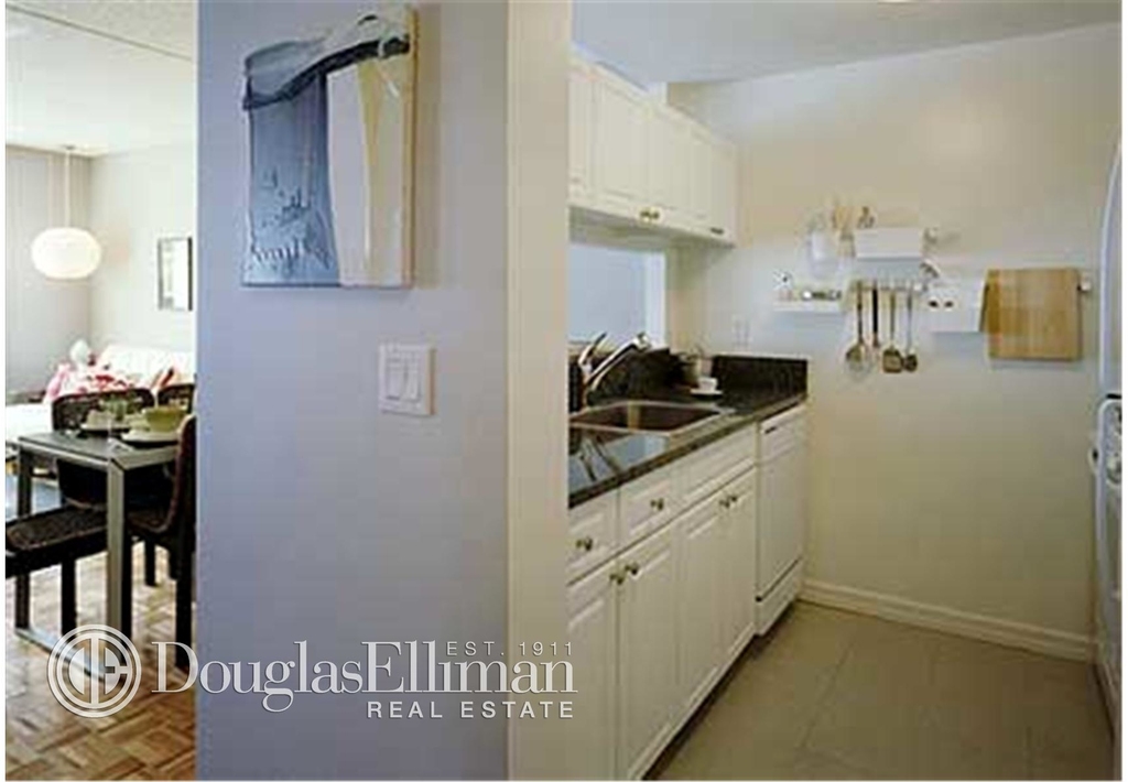 520 West 48th St - Photo 2