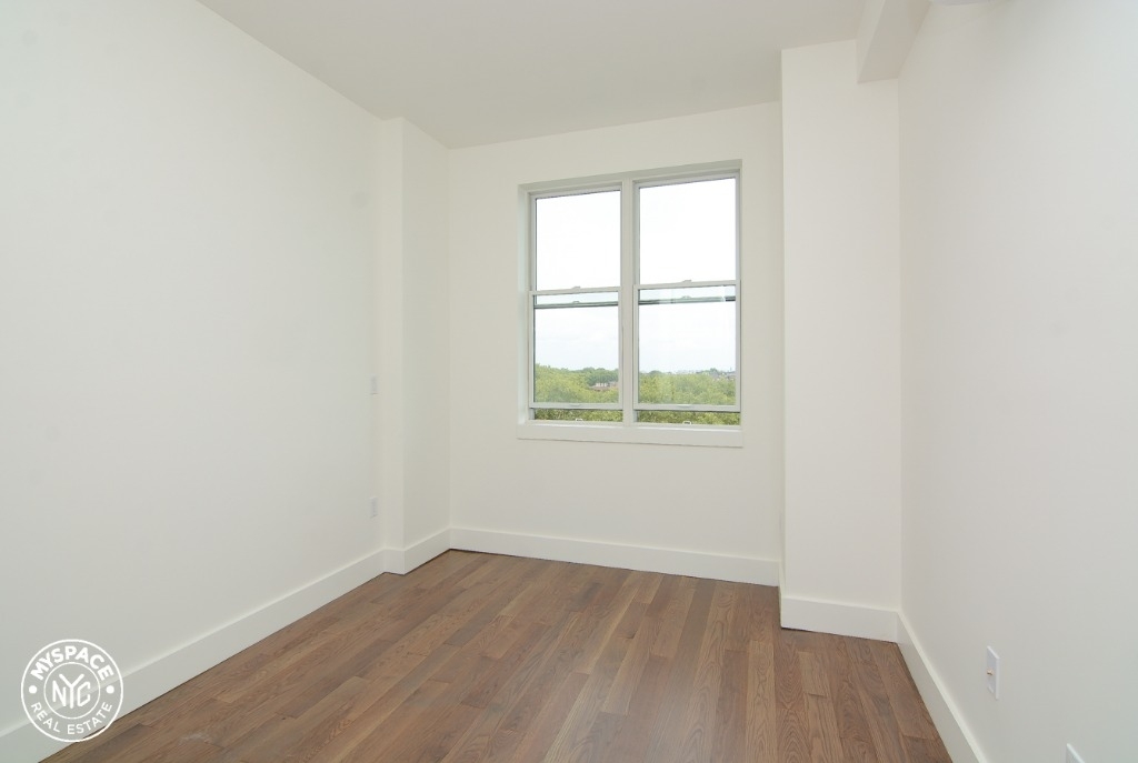 581 Ocean Pkwy  - Photo 3