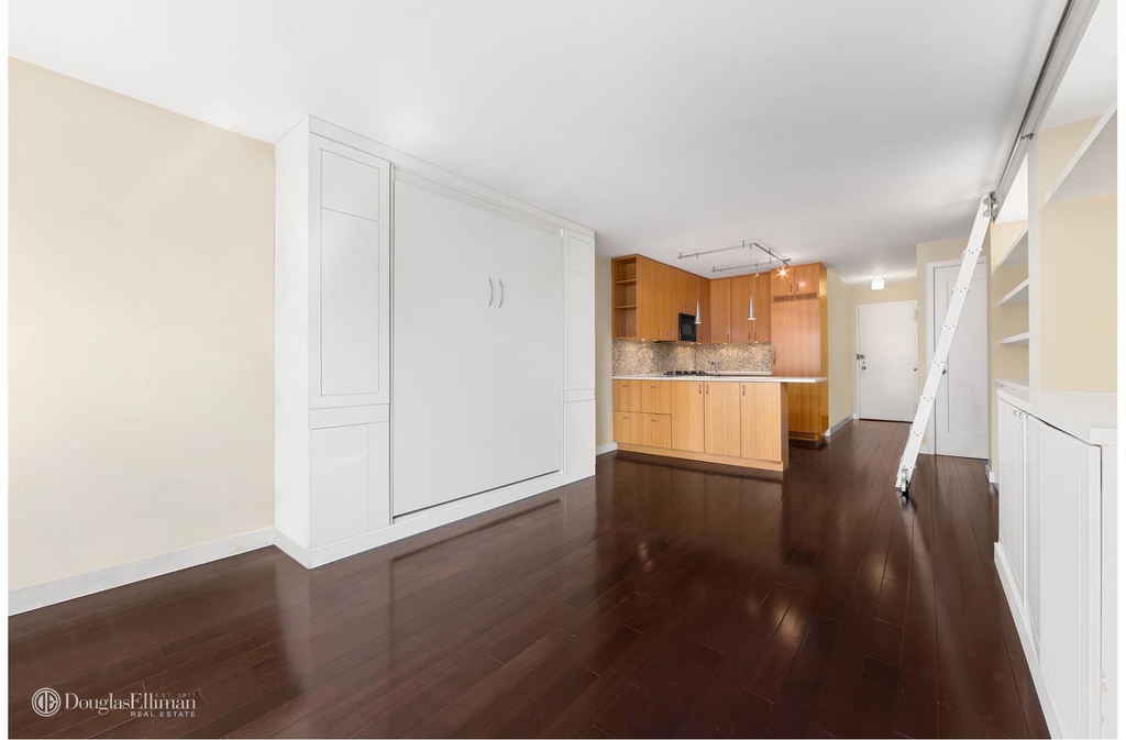 155 East 38th St - Photo 4