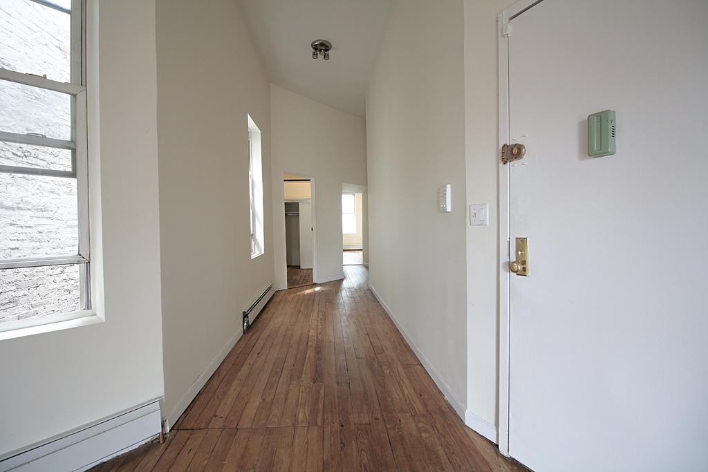 1557 Lexington Ave - Photo 2