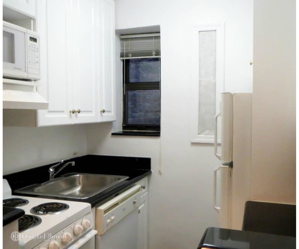 148 West 68th St - Photo 2