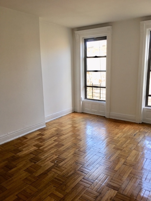 1047 Bedford Ave - Photo 5