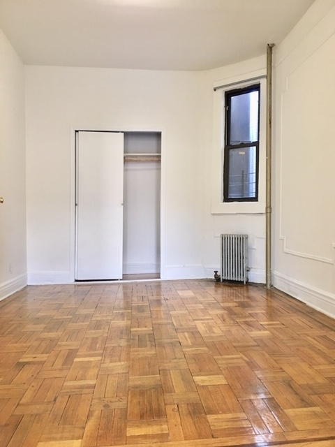 1047 Bedford Ave - Photo 2