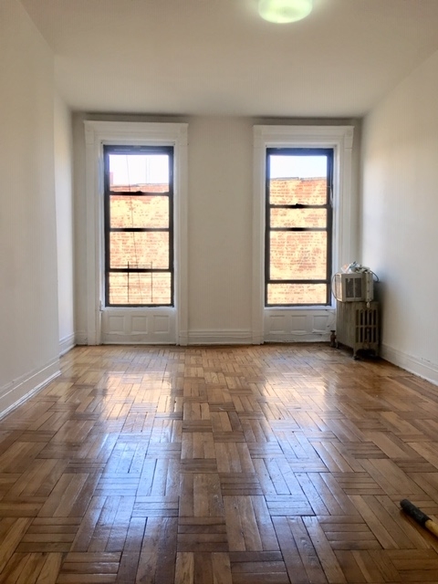 1047 Bedford Ave - Photo 3