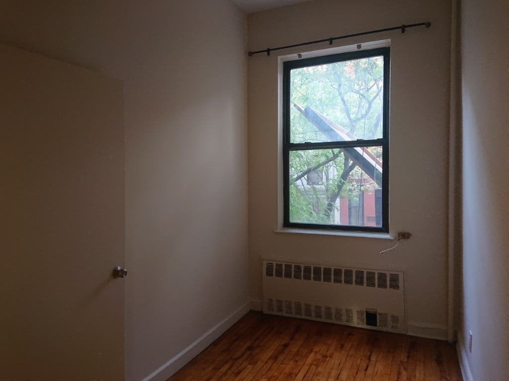 221 W 22nd St - Photo 2