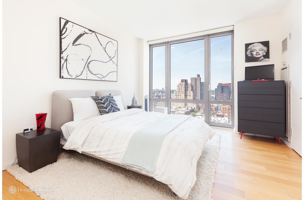 310 West 52nd St - Photo 4