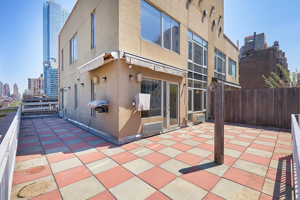 502 Ninth Avenue - Photo 1