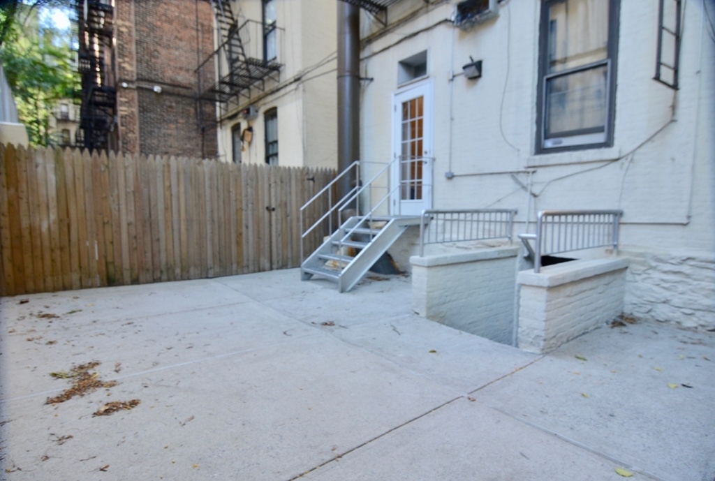 West 106th Street and Manhattan Avenue - Photo 5