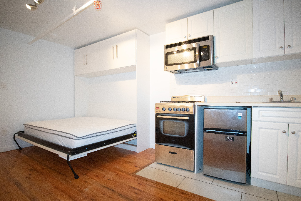 310 West 20th Street - Photo 1