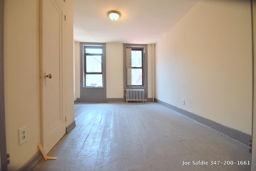 176 Suffolk St - Photo 2