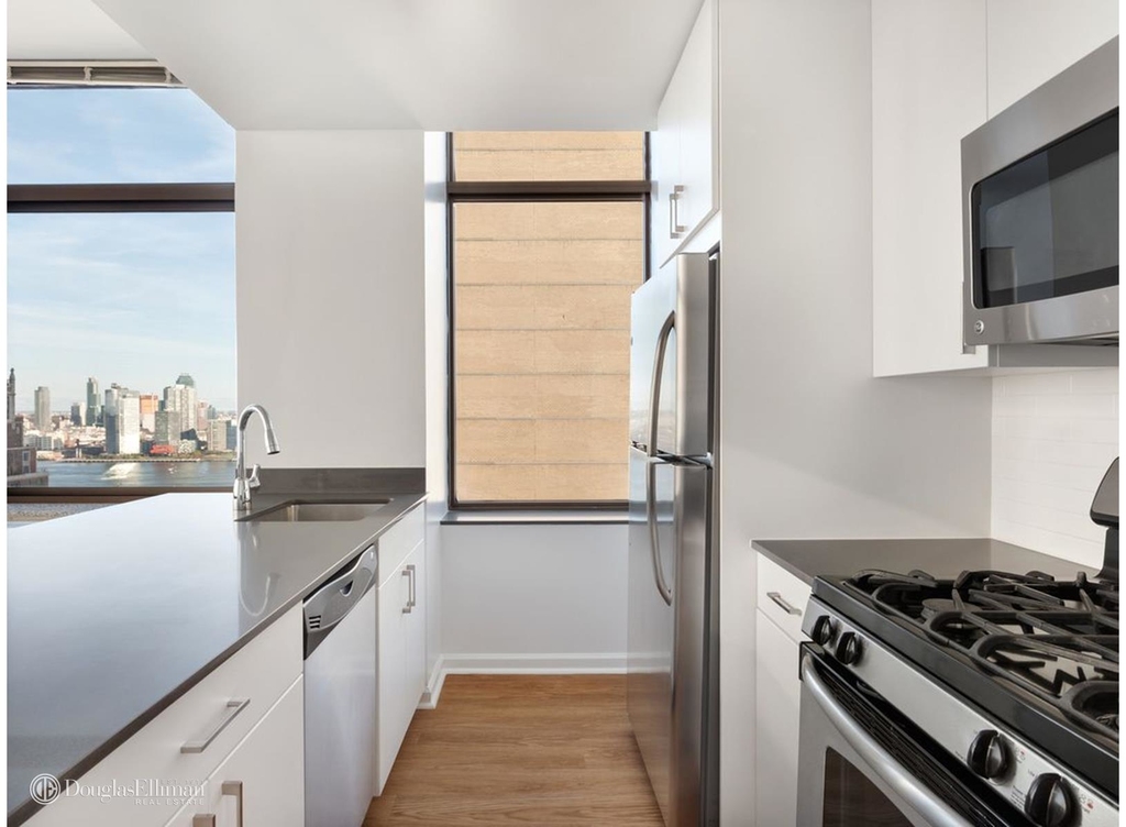 300 East 39th St - Photo 4