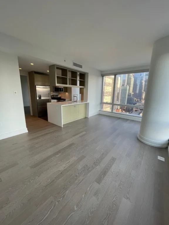 555 10th Avenue - Photo 3