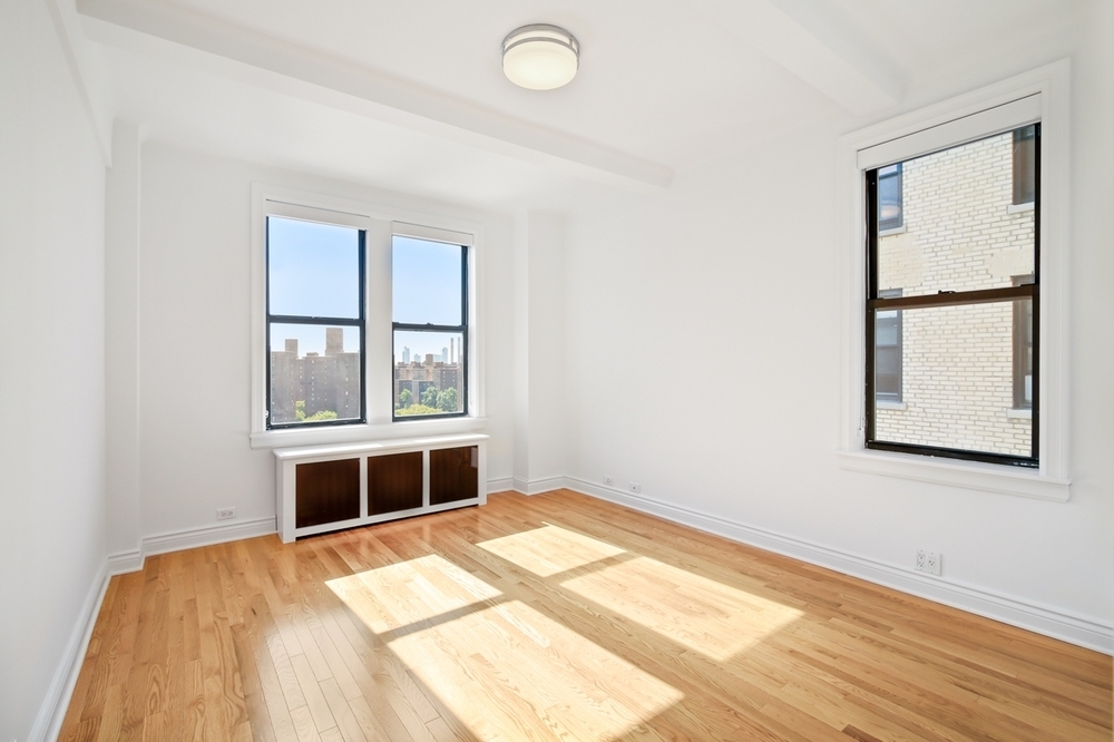 301 East 21 St - Photo 0