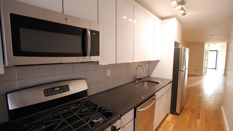 261 Tompkins Ave - Photo 1