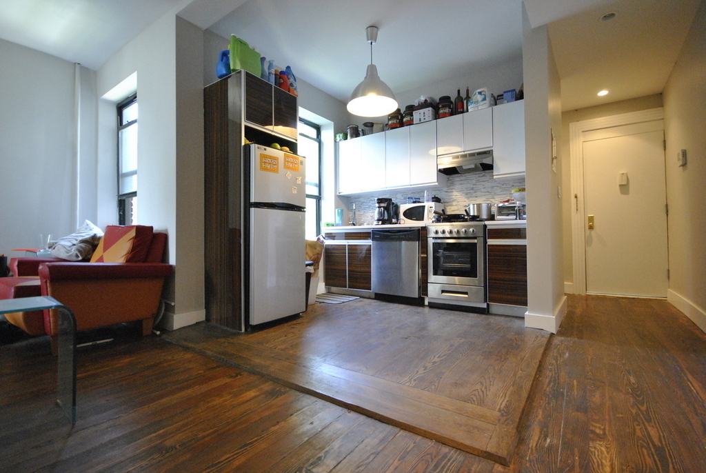 557 Franklin Ave - Photo 0