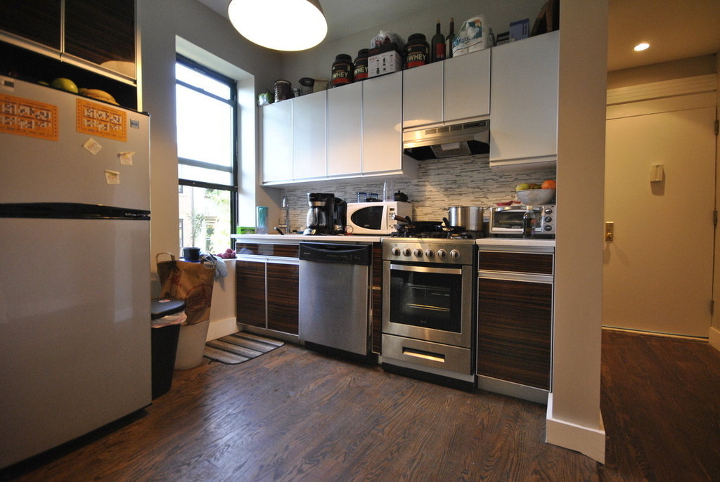 557 Franklin Ave - Photo 1