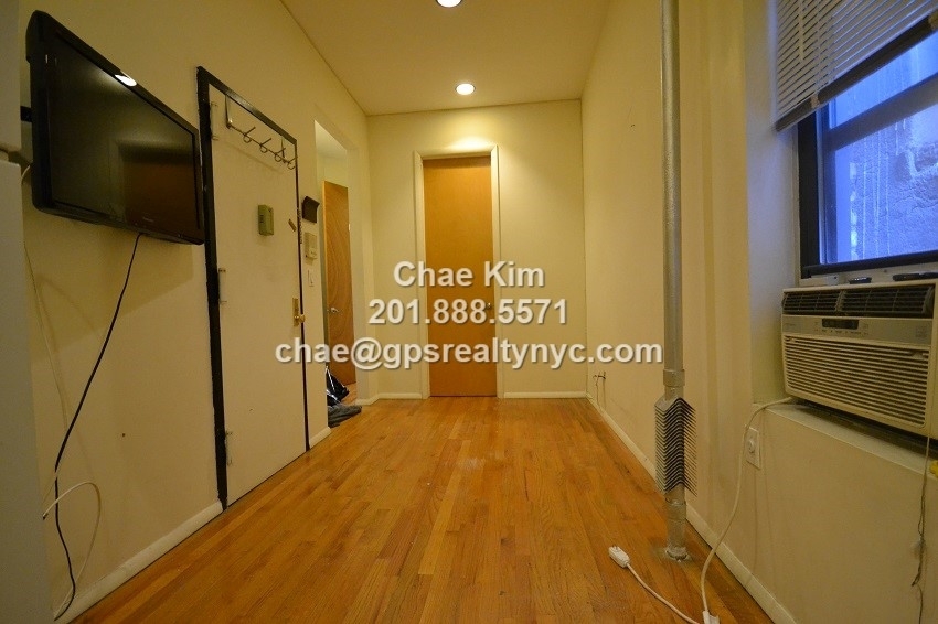 534 West 50th Street - Photo 2