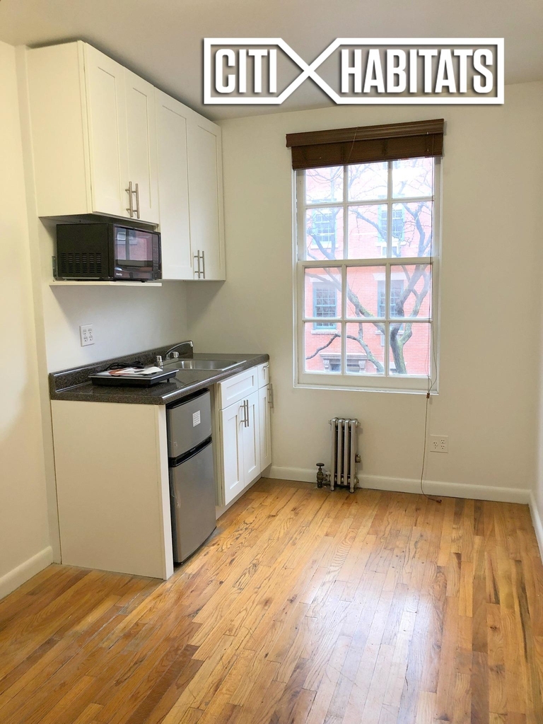 310 West 20th Street - Photo 1